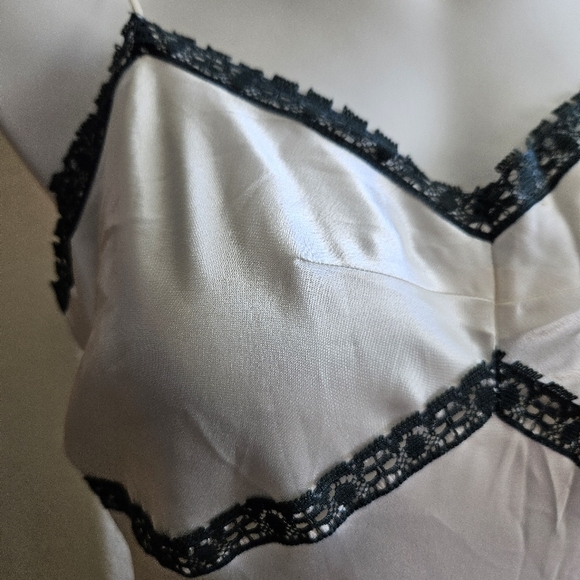Elegant White Slip Dress with Black Lace Trim - Picture 3 of 4